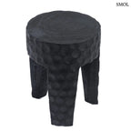 Kézzel faragott, fekete suar fa ülőke és lerakóasztal kalapált textúrával és három masszív lábbal, modern és egzotikus stílusú enteriőrhöz, fehér háttérrel