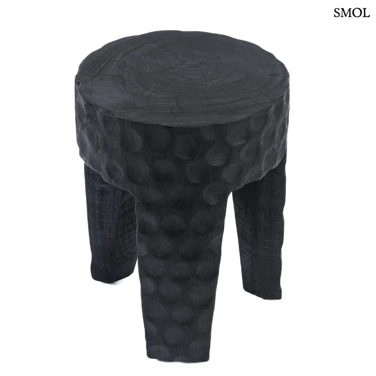 Kézzel faragott, fekete suar fa ülőke és lerakóasztal kalapált textúrával és három masszív lábbal, modern és egzotikus stílusú enteriőrhöz, fehér háttérrel