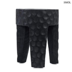 Kézzel faragott, fekete suar fa ülőke és lerakóasztal kalapált textúrával és három masszív lábbal, modern és egzotikus stílusú enteriőrhöz, oldalról