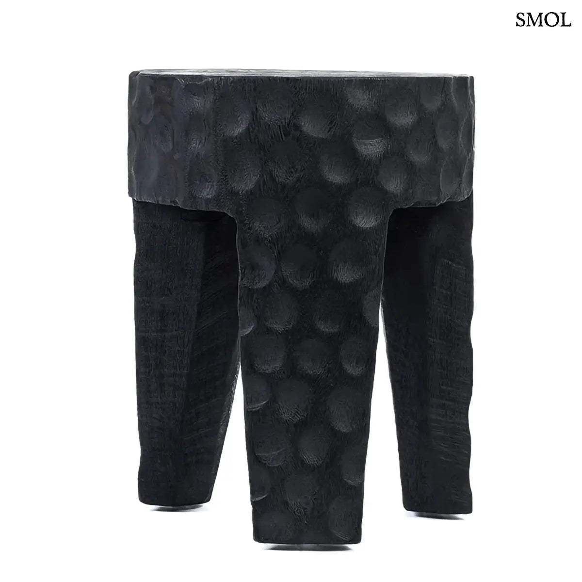 Kézzel faragott, fekete suar fa ülőke és lerakóasztal kalapált textúrával és három masszív lábbal, modern és egzotikus stílusú enteriőrhöz, oldalról