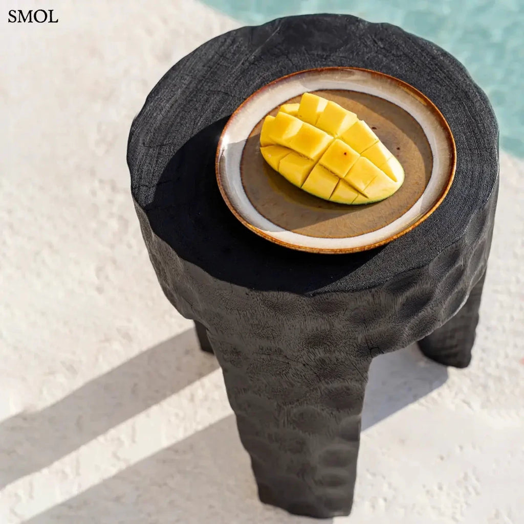 Kézzel faragott, fekete suar fa ülőke és lerakóasztal kalapált textúrával és három masszív lábbal, modern és egzotikus stílusú enteriőrhöz, mangóval