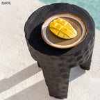 Kézzel faragott, fekete suar fa ülőke és lerakóasztal kalapált textúrával és három masszív lábbal, modern és egzotikus stílusú enteriőrhöz, mangóval