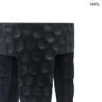 Kézzel faragott, fekete suar fa ülőke és lerakóasztal kalapált textúrával és három masszív lábbal, modern és egzotikus stílusú enteriőrhöz, oldalról nagyítva