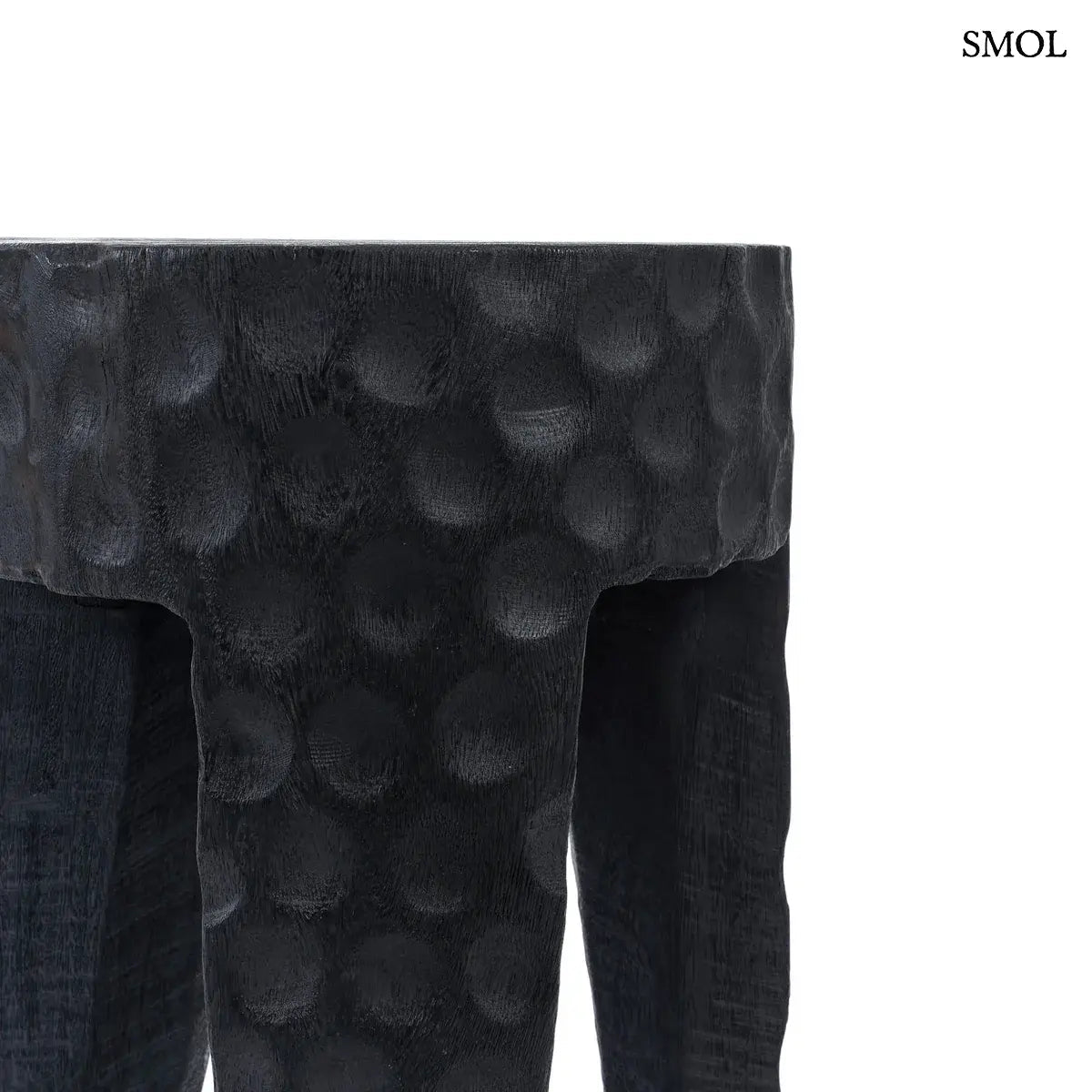 Kézzel faragott, fekete suar fa ülőke és lerakóasztal kalapált textúrával és három masszív lábbal, modern és egzotikus stílusú enteriőrhöz, oldalról nagyítva