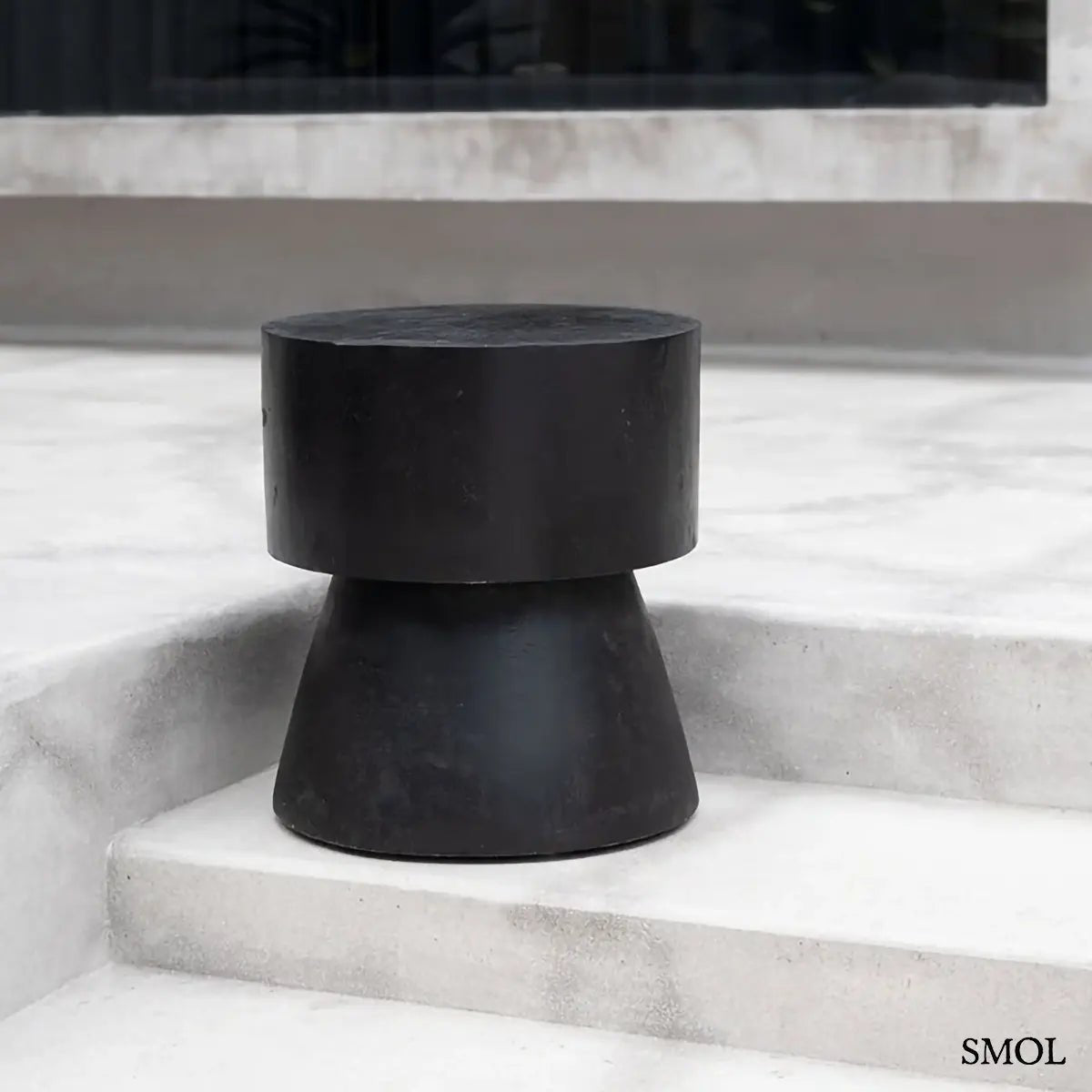 Minimalista designú, fekete suar fa ülőke és lerakóasztal, lépcsőn, teraszon