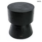 Minimalista designú, fekete suar fa ülőke és lerakóasztal, fehér háttérrel