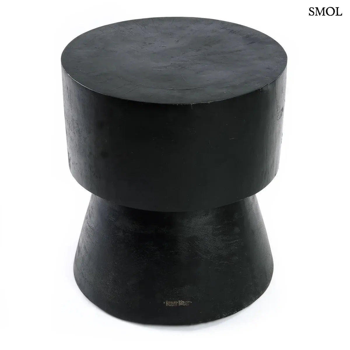 Minimalista designú, fekete suar fa ülőke és lerakóasztal, fehér háttérrel