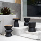 Minimalista designú, fekete suar fa ülőke és lerakóasztal, négy fekete lerakóasztal teraszon, lépcsőn