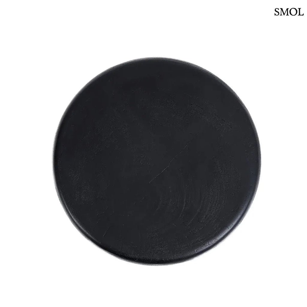 Fekete tömörfa lerakóasztal és ülőke minimalista designban, kézzel készített suar fából, felülről