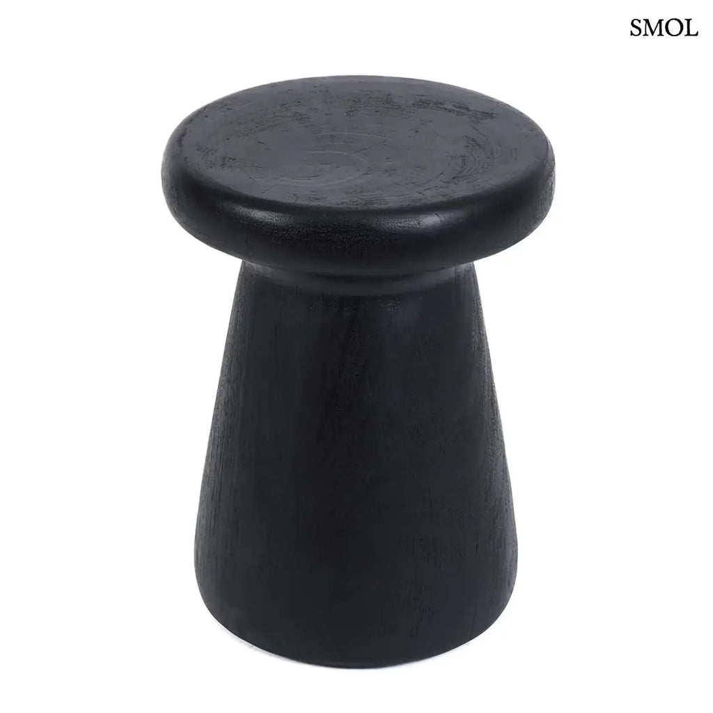 Fekete tömörfa lerakóasztal és ülőke minimalista designban, kézzel készített suar fából, fehér háttérrel