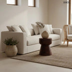 Modern stílusú, sötét tónusú mangófa ülőke és lerakóasztal mozaikszerű mintázattal és látványos erezettel, kanapé előtt