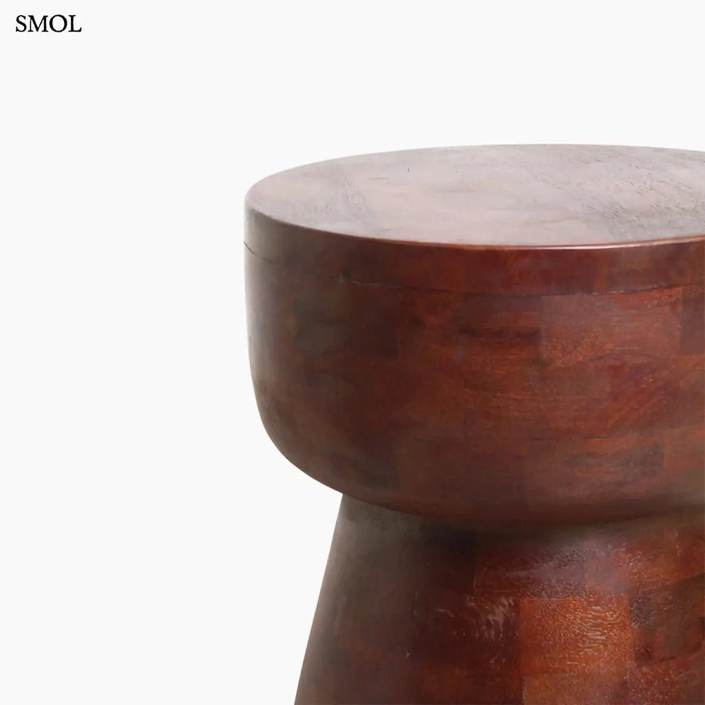 Modern stílusú, sötét tónusú mangófa ülőke és lerakóasztal mozaikszerű mintázattal és látványos erezettel, oldalról