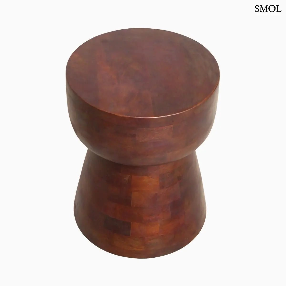 Modern stílusú, sötét tónusú mangófa ülőke és lerakóasztal mozaikszerű mintázattal és látványos erezettel, ferdén felülről