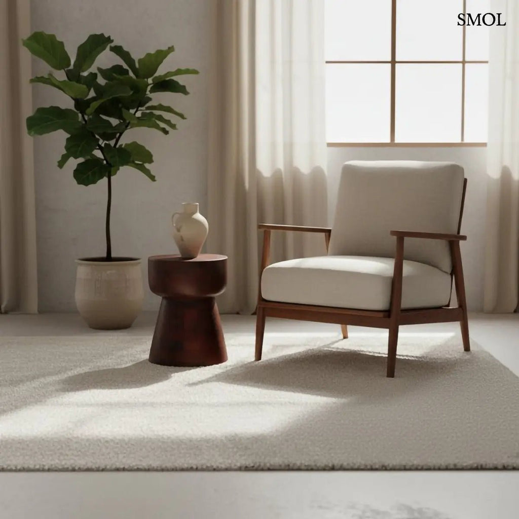 Modern stílusú, sötét tónusú mangófa ülőke és lerakóasztal mozaikszerű mintázattal és látványos erezettel, fotel mellett, vázával