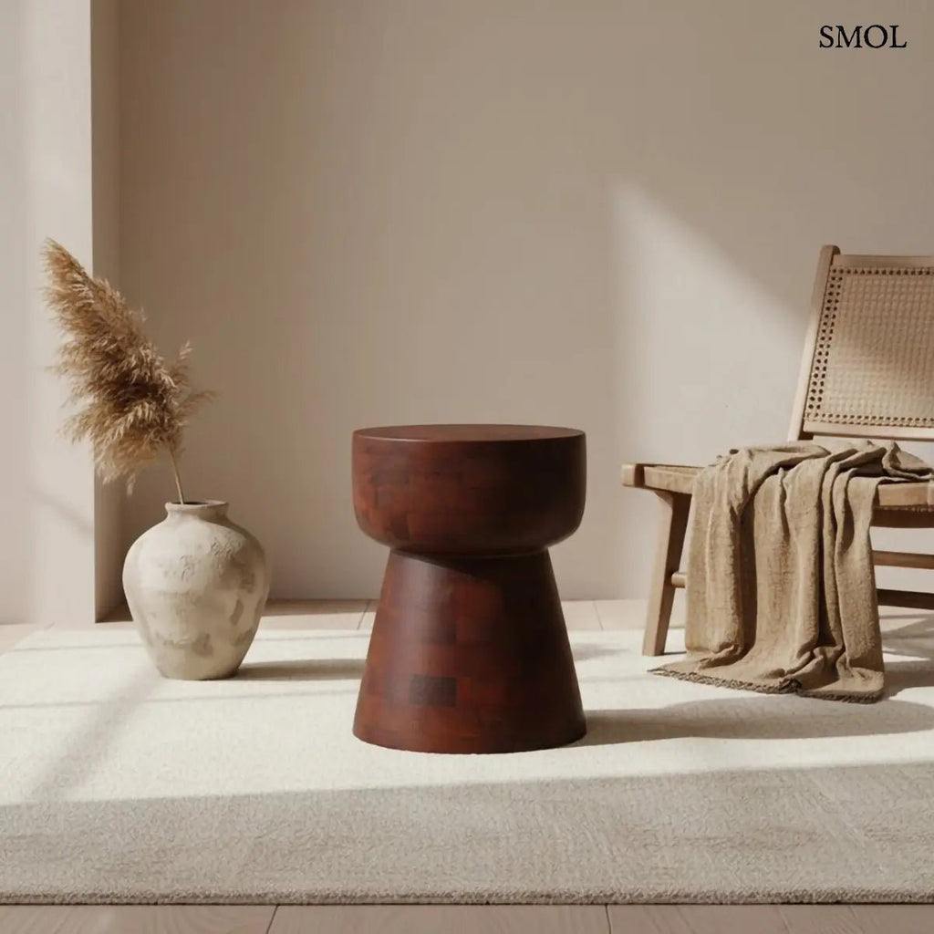 Modern stílusú, sötét tónusú mangófa ülőke és lerakóasztal mozaikszerű mintázattal és látványos erezettel, vázával és székkel