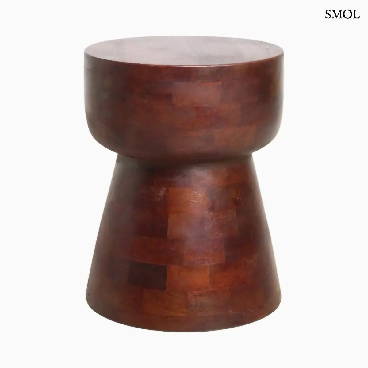 Modern stílusú, sötét tónusú mangófa ülőke és lerakóasztal mozaikszerű mintázattal és látványos erezettel, fehér háttérrel