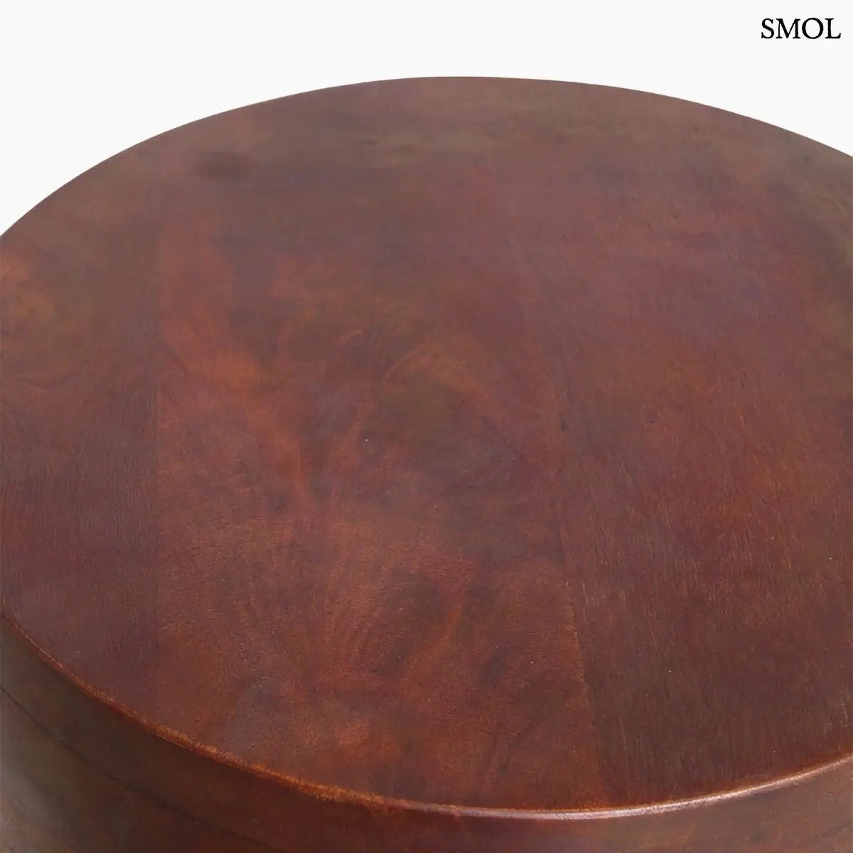 Modern stílusú, sötét tónusú mangófa ülőke és lerakóasztal mozaikszerű mintázattal és látványos erezettel, felülről