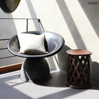 Sötét tónusú, kézzel faragott mangófa lerakóasztal és ülőke áttört rombusz mintázattal és sima, kerek fedőlappal, terazon