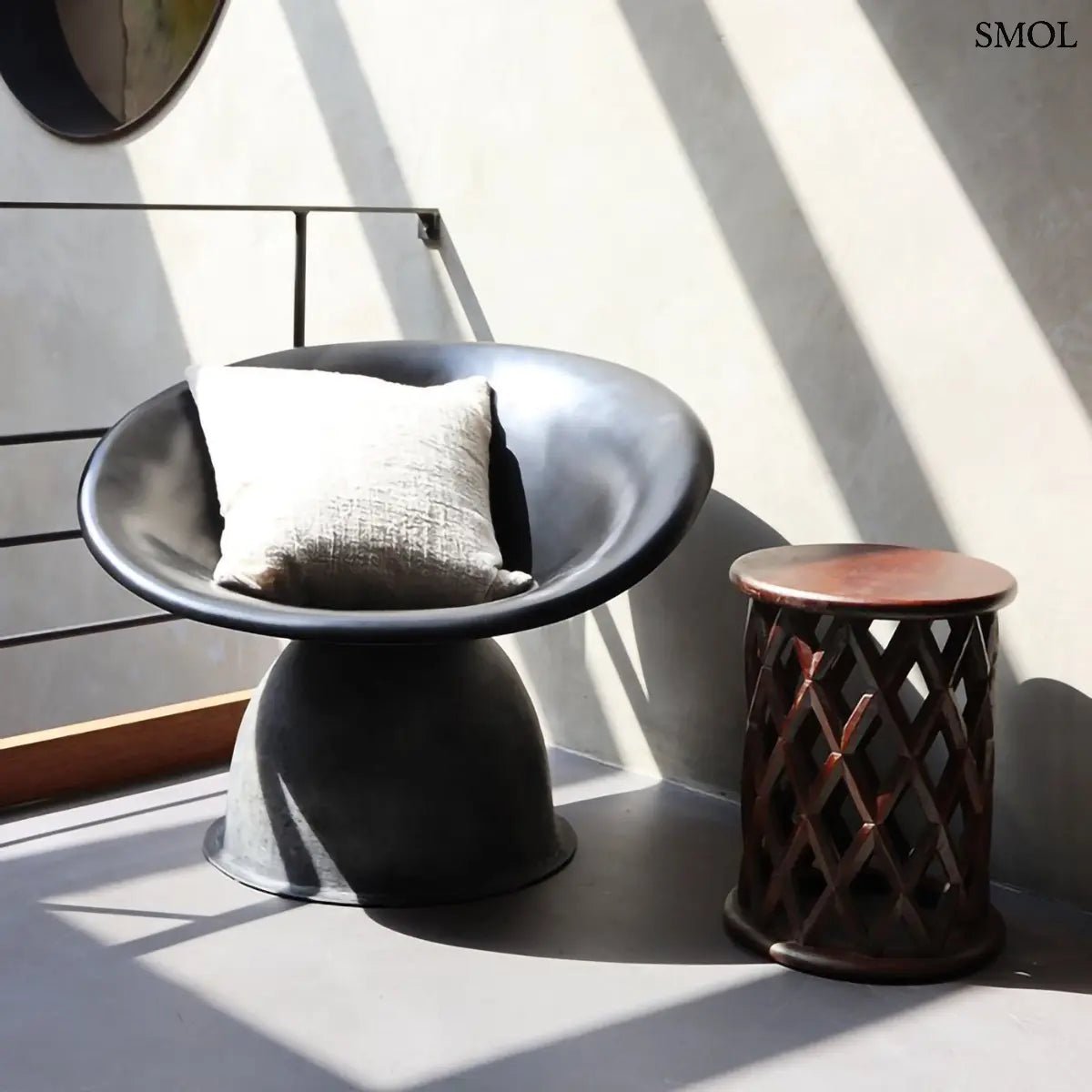 Sötét tónusú, kézzel faragott mangófa lerakóasztal és ülőke áttört rombusz mintázattal és sima, kerek fedőlappal, terazon