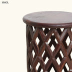 Sötét tónusú, kézzel faragott mangófa lerakóasztal és ülőke áttört rombusz mintázattal és sima, kerek fedőlappal, oldalról nagyítva