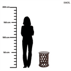 Sötét tónusú, kézzel faragott mangófa lerakóasztal és ülőke áttört rombusz mintázattal és sima, kerek fedőlappal, méretarányosan