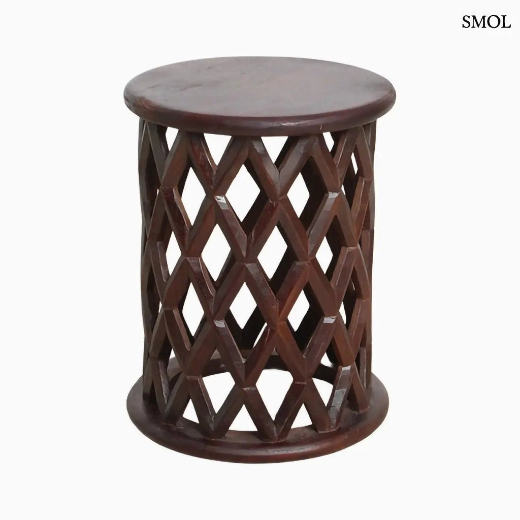 Sötét tónusú, kézzel faragott mangófa lerakóasztal és ülőke áttört rombusz mintázattal és sima, kerek fedőlappal, fehér háttérrel