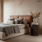 Sötét tónusú, kézzel faragott mangófa lerakóasztal és ülőke áttört rombusz mintázattal és sima, kerek fedőlappal, éjjeliszekrényként