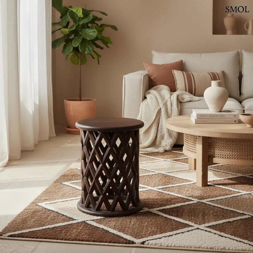 Sötét tónusú, kézzel faragott mangófa lerakóasztal és ülőke áttört rombusz mintázattal és sima, kerek fedőlappal, nappaliban