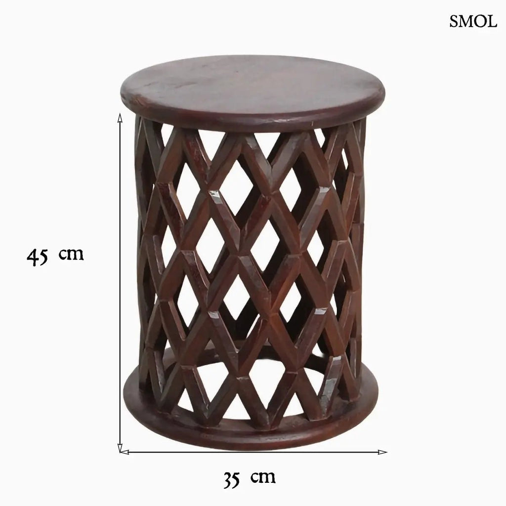 Sötét tónusú, kézzel faragott mangófa lerakóasztal és ülőke áttört rombusz mintázattal és sima, kerek fedőlappal, méretekkel