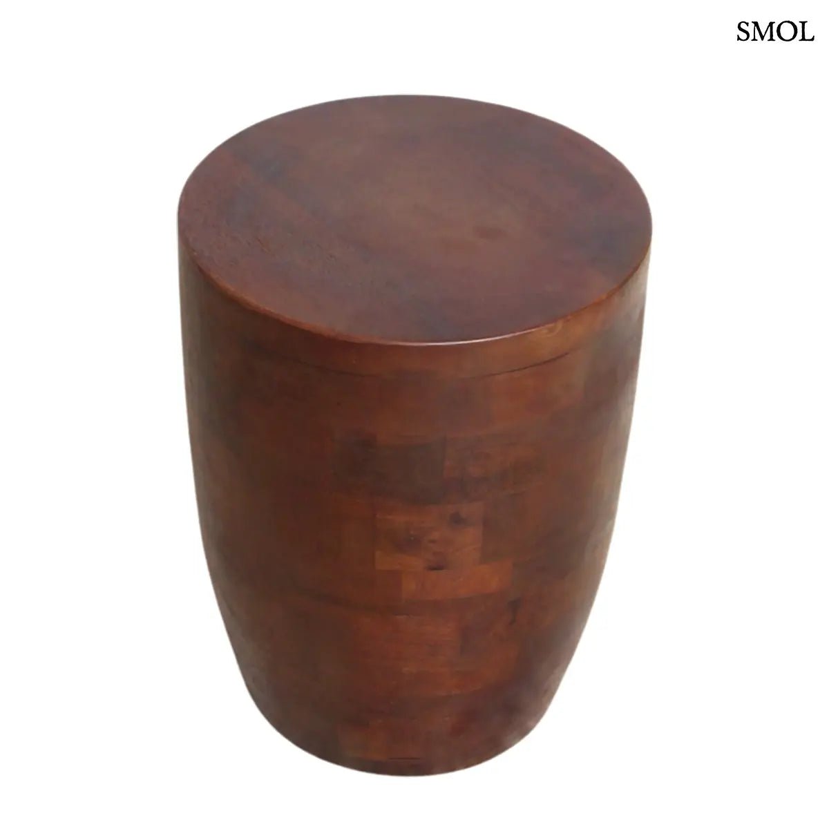 Tömör mangófa lerakóasztal és modern ülőke kézműves kidolgozással, sötétbarna tónusban, fehér háttérrel