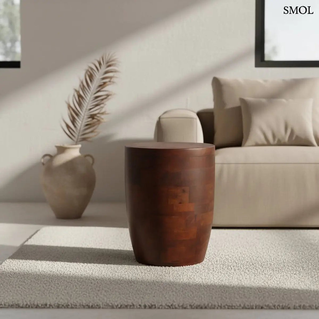 Tömör mangófa lerakóasztal és modern ülőke kézműves kidolgozással, sötétbarna tónusban, nappaliban