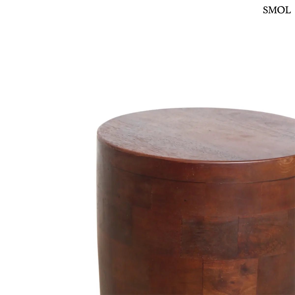 Tömör mangófa lerakóasztal és modern ülőke kézműves kidolgozással, sötétbarna tónusban, nagyítva