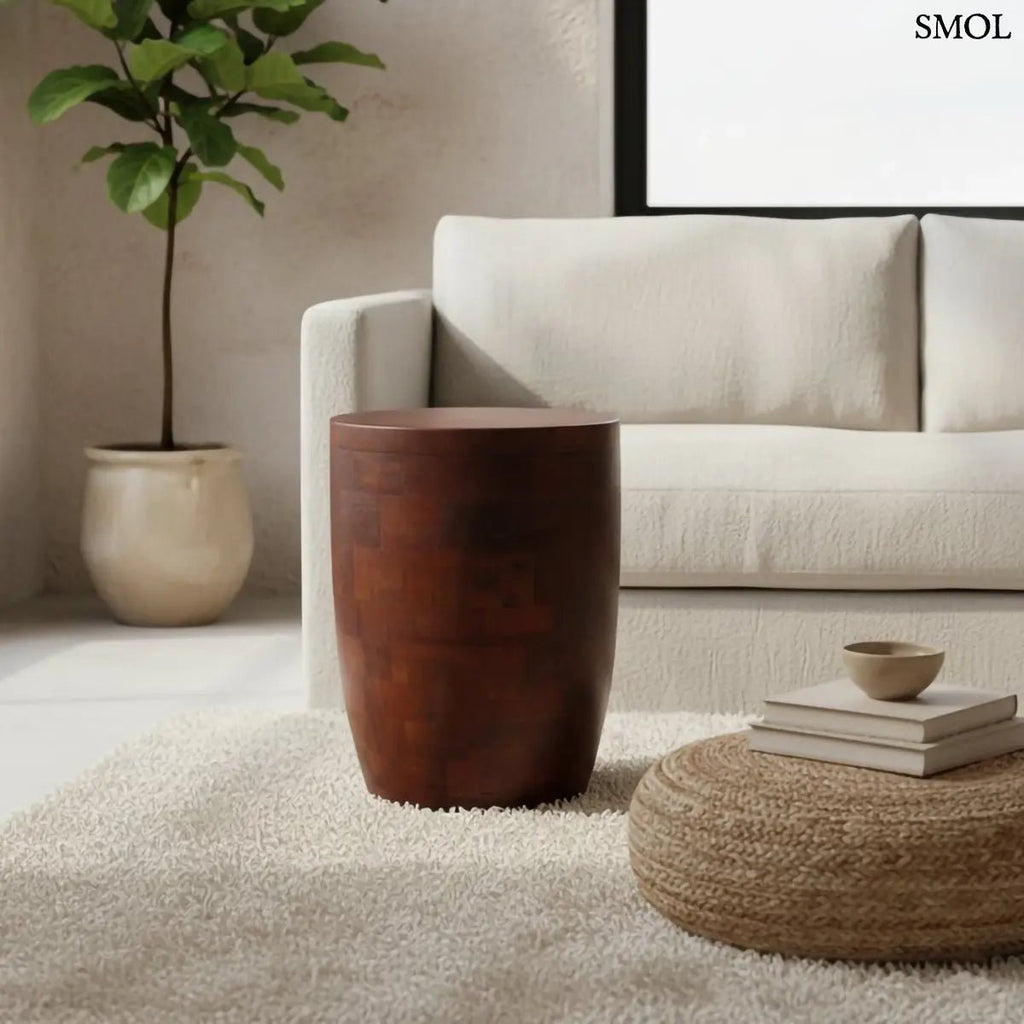 Tömör mangófa lerakóasztal és modern ülőke kézműves kidolgozással, sötétbarna tónusban, puffal