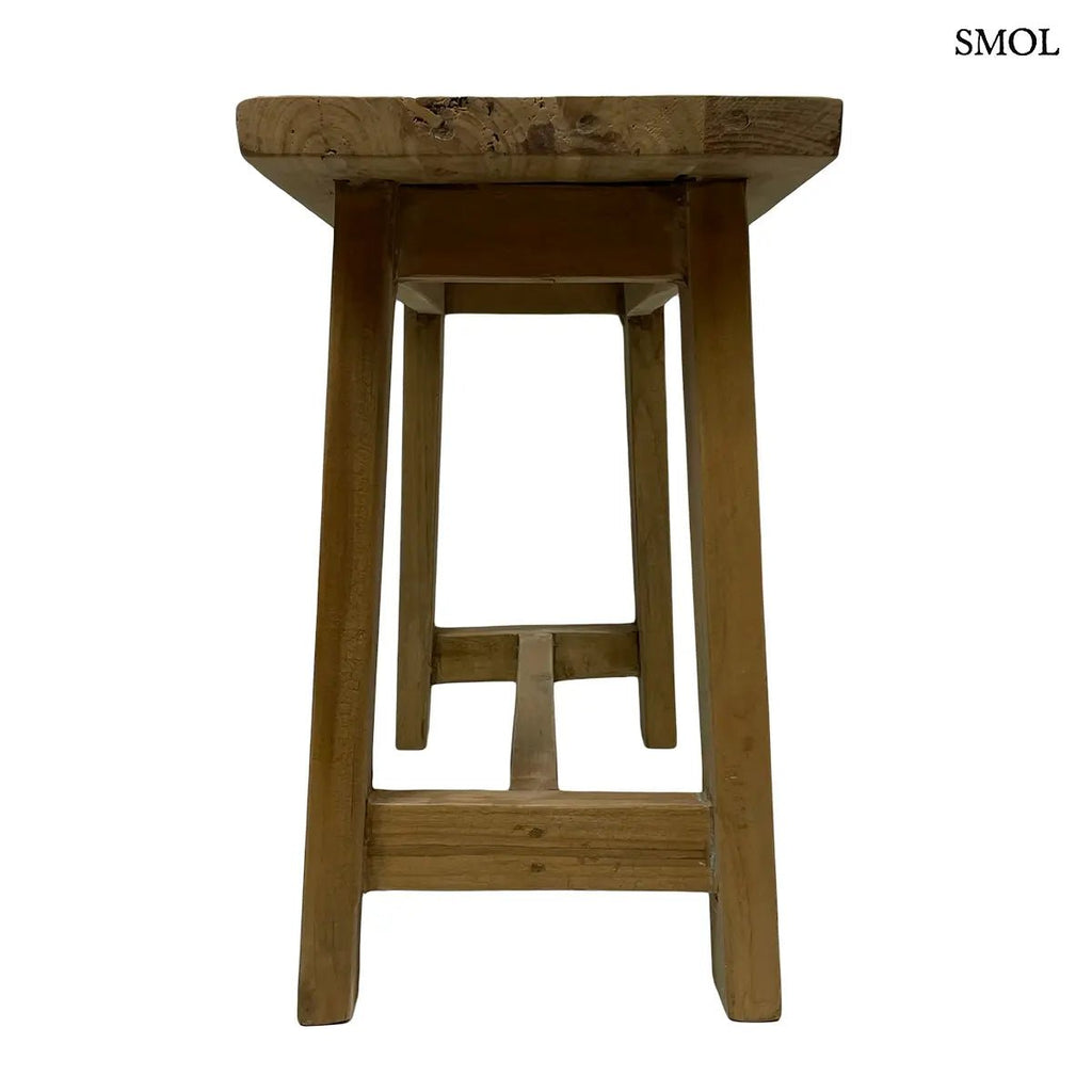 Rusztikus stílusú, kézzel készített tömör teakfa kisasztal természetes barna színben és egyedi erezettel, oldalról