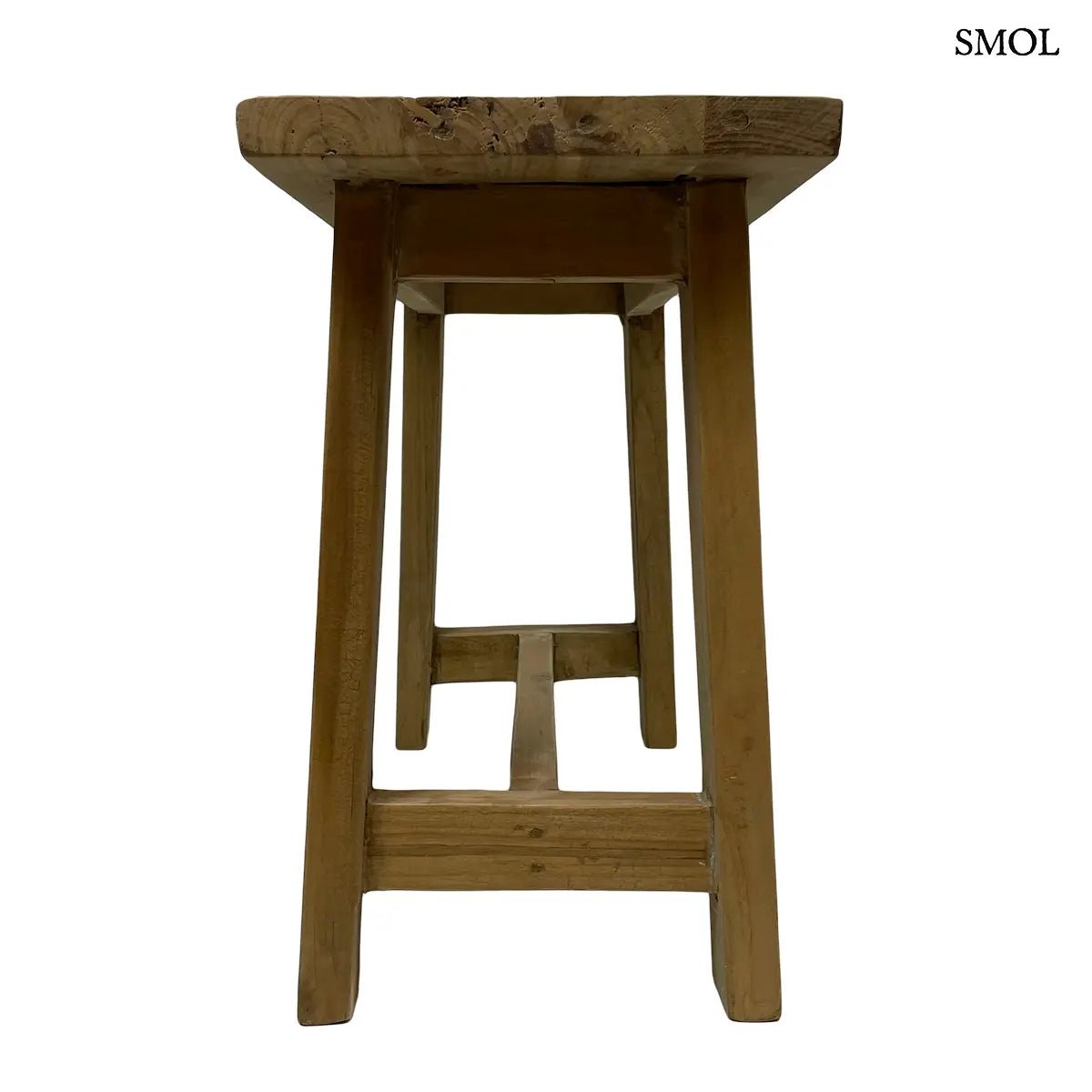 Rusztikus stílusú, kézzel készített tömör teakfa kisasztal természetes barna színben és egyedi erezettel, oldalról