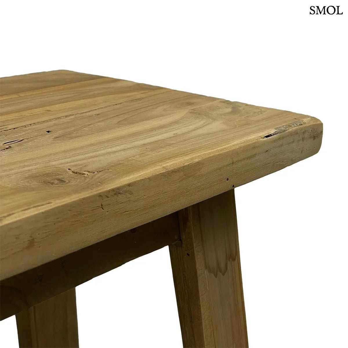 Rusztikus stílusú, kézzel készített tömör teakfa kisasztal természetes barna színben és egyedi erezettel, sarok nagyítva