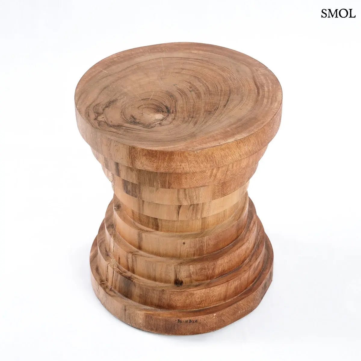 Lépcsőzetes kialakítású natúr suar fa lerakóasztal és ülőke, fehér háttérrel