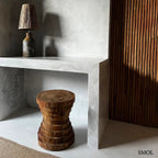 Lépcsőzetes kialakítású natúr suar fa lerakóasztal és ülőke, előszobában