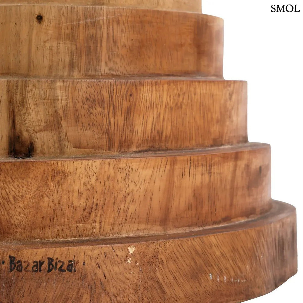 Lépcsőzetes kialakítású natúr suar fa lerakóasztal és ülőke, alsó rész nagyítva