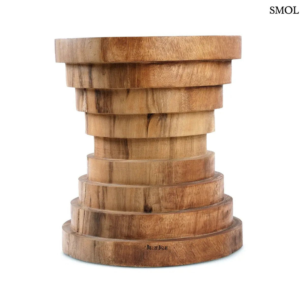 Lépcsőzetes kialakítású natúr suar fa lerakóasztal és ülőke, oldalról