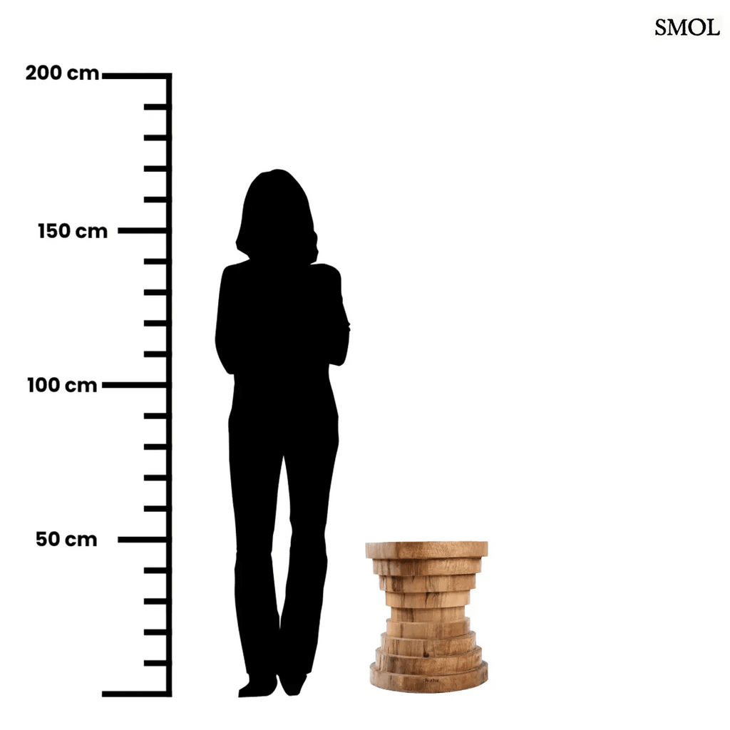 Lépcsőzetes kialakítású natúr suar fa lerakóasztal és ülőke, méretarányosan