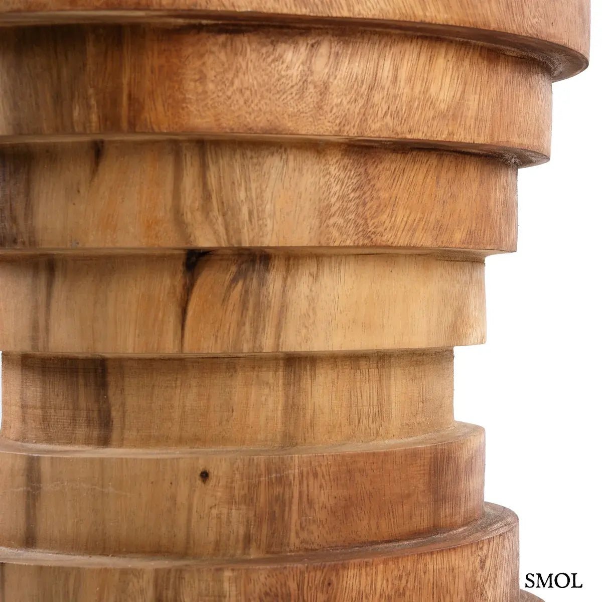 Lépcsőzetes kialakítású natúr suar fa lerakóasztal és ülőke, oldalról nagyítva