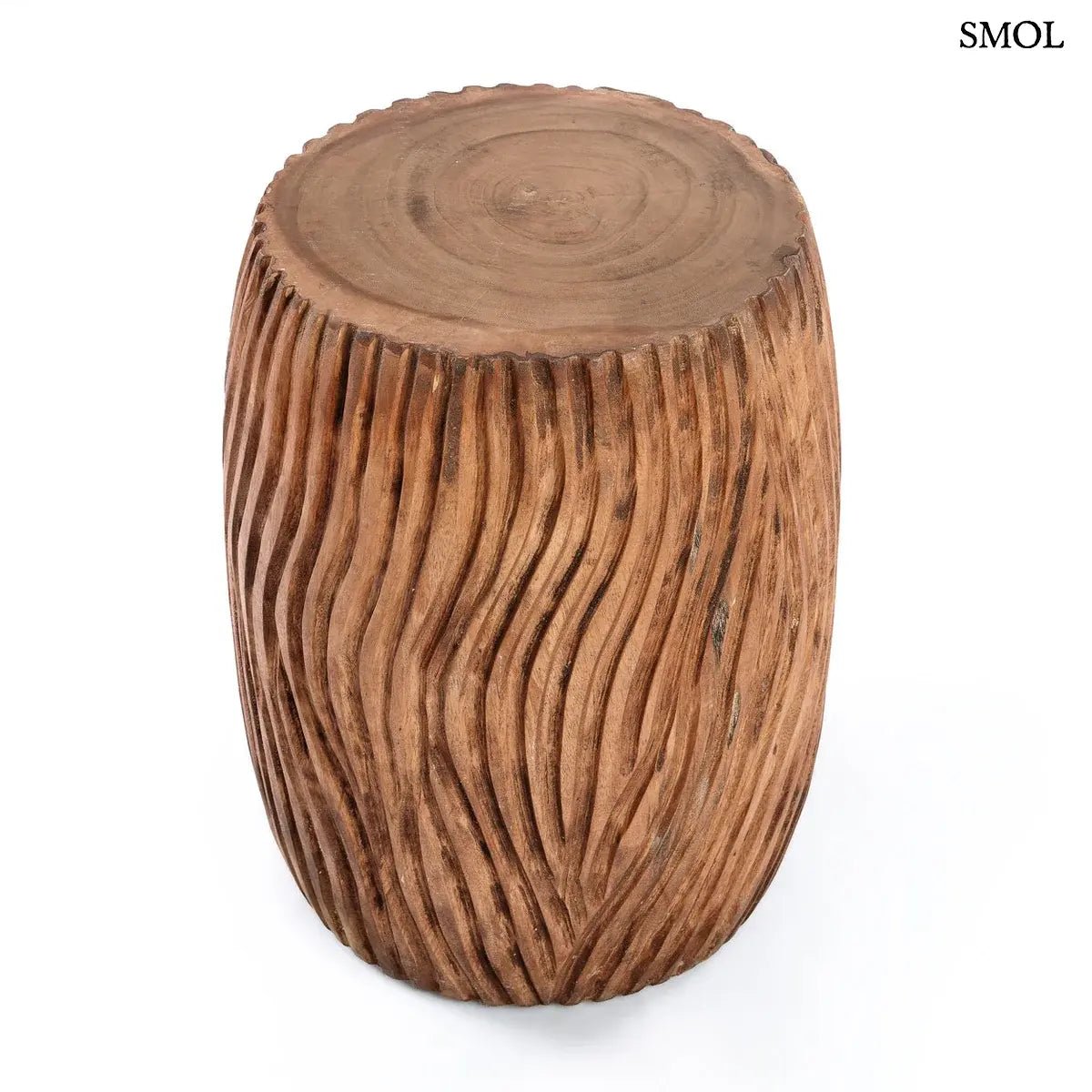 Kézzel faragott, hengeres Suar fa lerakóasztal és ülőke függőleges hullámmintával, fehér háttérrel