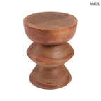 Három egymásra épülő, kerekített szelvényből álló, kézzel faragott tömör suar fa lerakóasztal és ülőke látható, természetes barna erezettel és masszív felépítéssel, fehér háttérrel