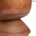 Három egymásra épülő, kerekített szelvényből álló, kézzel faragott tömör suar fa lerakóasztal és ülőke látható, természetes barna erezettel és masszív felépítéssel, oldalról nagyítva