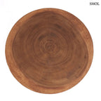 Három egymásra épülő, kerekített szelvényből álló, kézzel faragott tömör suar fa lerakóasztal és ülőke látható, természetes barna erezettel és masszív felépítéssel, felülről