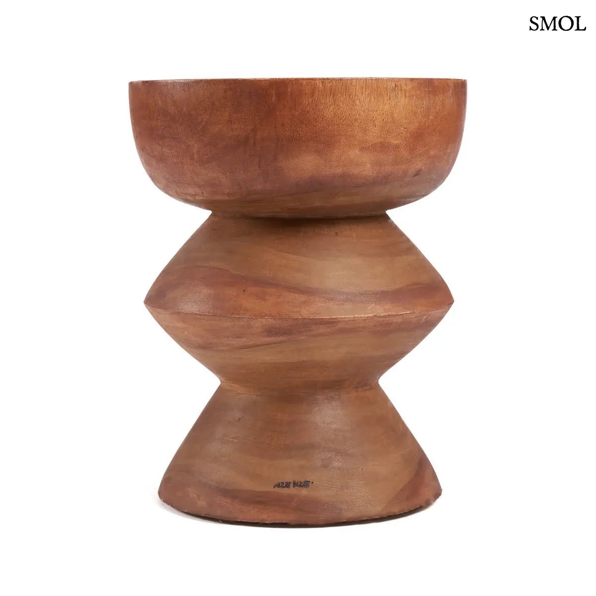 Három egymásra épülő, kerekített szelvényből álló, kézzel faragott tömör suar fa lerakóasztal és ülőke látható, természetes barna erezettel és masszív felépítéssel, oldalról, fehér háttérrel