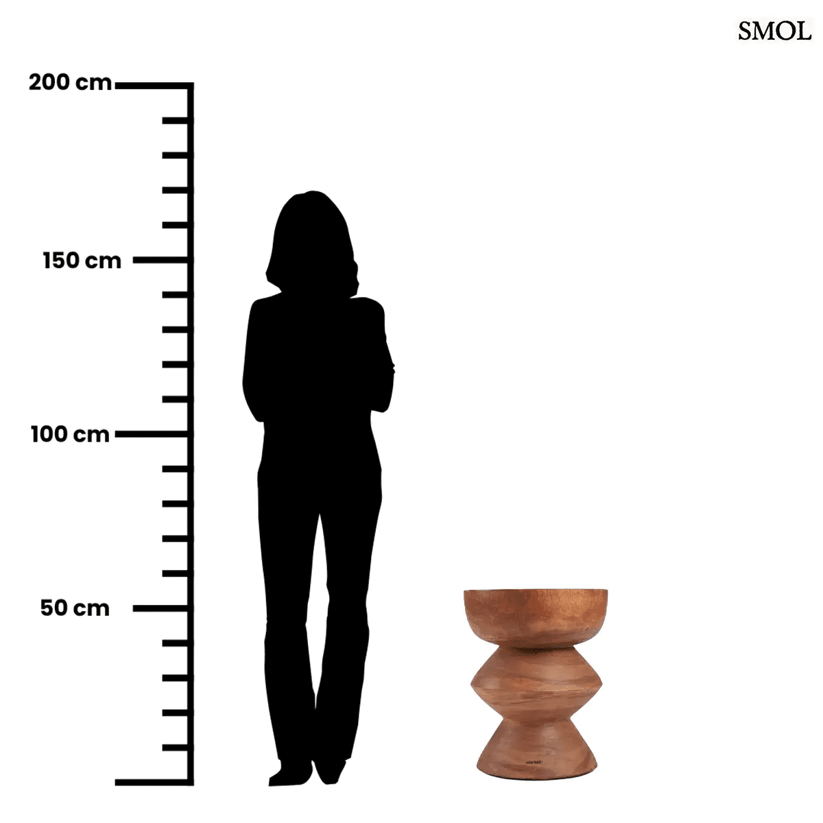 Három egymásra épülő, kerekített szelvényből álló, kézzel faragott tömör suar fa lerakóasztal és ülőke látható, természetes barna erezettel és masszív felépítéssel, méretarányosan