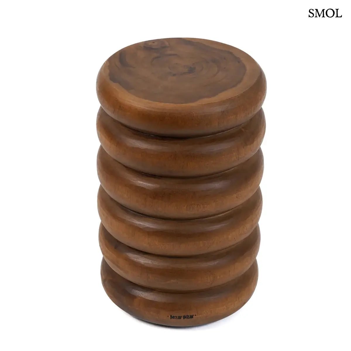 Kézzel faragott, spirális formájú suar fa ülőke és lerakóasztal natúr színben, organikus és modern belső terekhez, fehér háttérrel