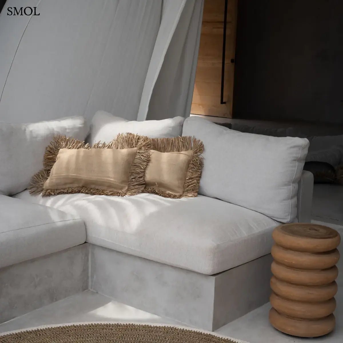 Kézzel faragott, spirális formájú suar fa ülőke és lerakóasztal natúr színben, organikus és modern belső terekhez, kanapé mellett